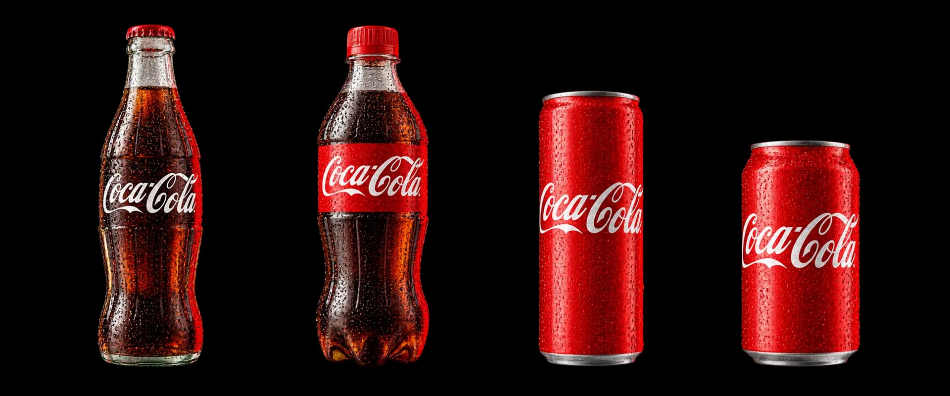 I formati di Coca-Cola: bottiglia di vetro, bottiglia in PET, lattina sleek e lattina classica
